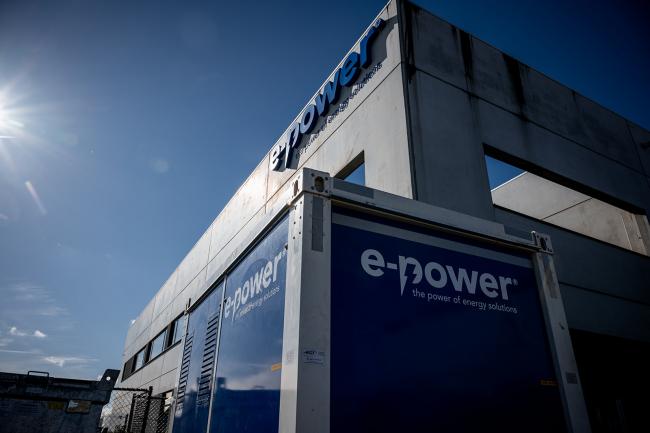 e-power gebouw, e-power logo op de muur van het gebouw, e-power P-grid product vooraan in de afbeelding